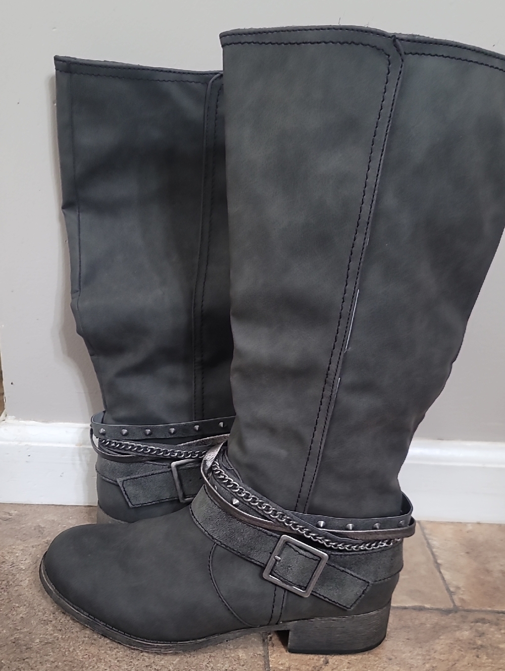 Women's Gray Buckle & Chain Knee Boots - Jellypop